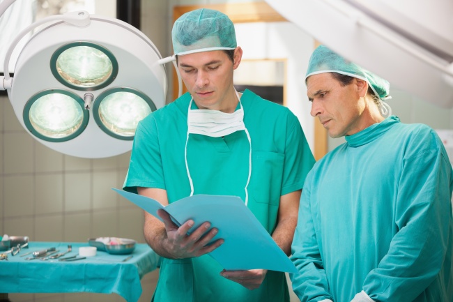 The Reason Why Surgeons wear Green and Blue Scrubs - PubShares